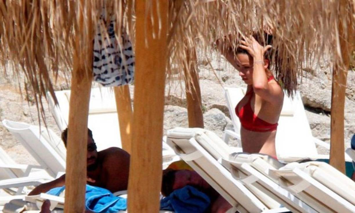 Las playas de Mykonos es el lugar en donde Khedira y la modelo han elegido para divertirse.