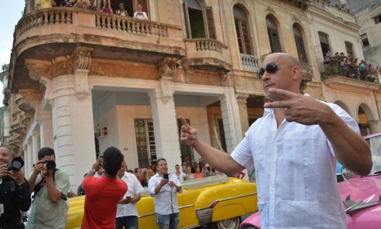 El actor estadounidense Vin Diesel, quien se encuentra en Cuba rodando la octava parte de la saga Rápido y Furioso, asiste al desfile de la casa de modas francesa Chanel hoy, 3 de mayo de 2016, en La Habana