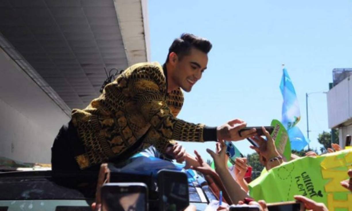 Dennis fue el último de los ex académicos en regresar a su país, ayer sábado. Una multitud de seguidores del joven cantante le esperaban en el aeropuerto La Aurora de la Ciudad de Guatemala.