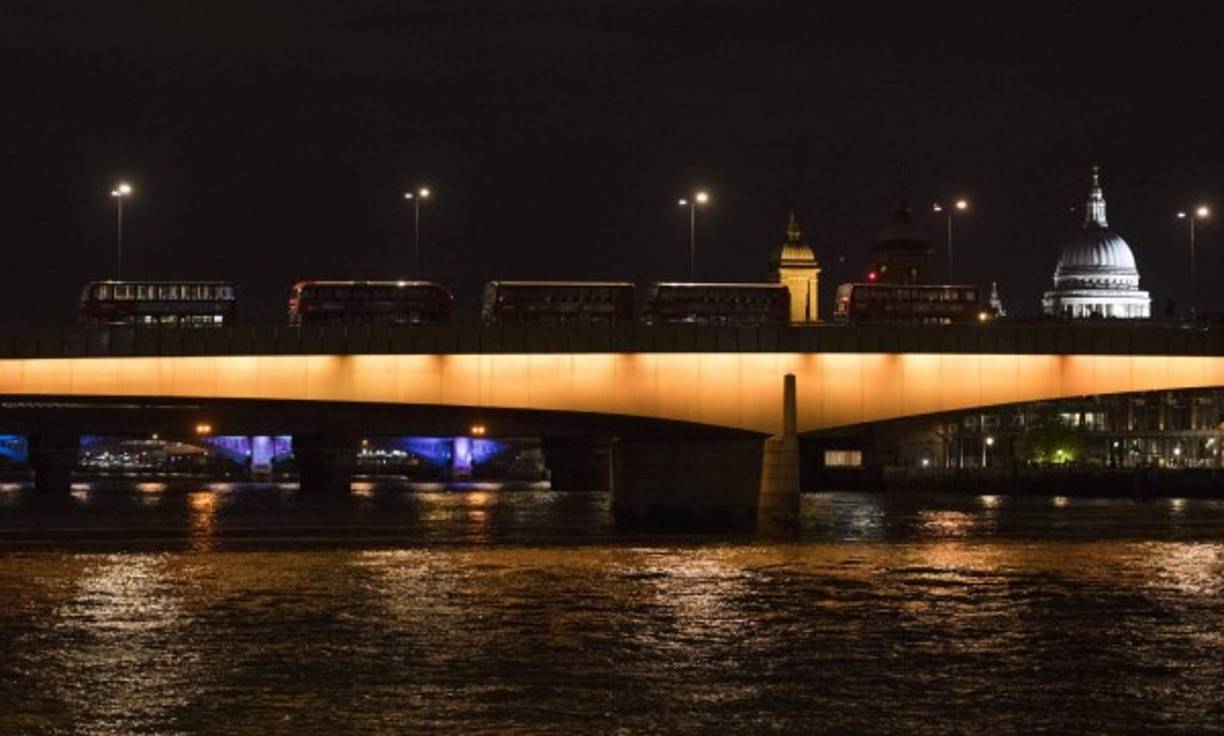 El puente London Bridge fue cerrado en ambos sentidos y las imágenes de televisión mostraban numerosos vehículos policiales en la zona, además de varias ambulancias.