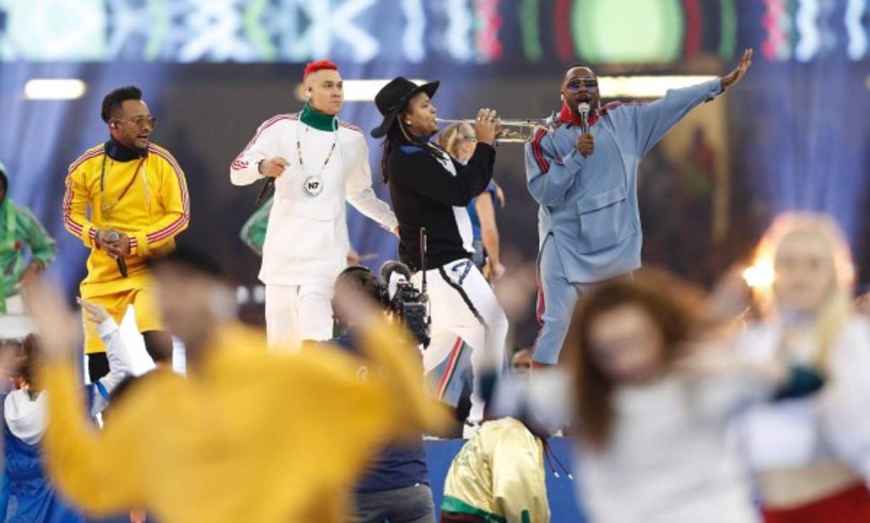Paris Saint-Germain supporters prepare for the start of the UEFA Champions League group C football match between Liverpool and Paris Saint-Germain at Anfield in Liverpool, north west England on September 18, 2018. / AFP PHOTO / Paul ELLIS
