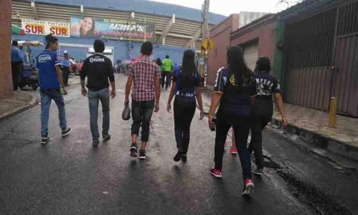 La lluvia se hizo presente en la previa de la final.
