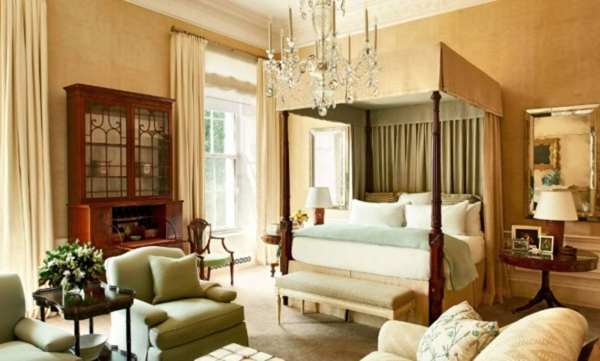 La habitación que comparten el presidente y su esposa Michelle tiene retratos de ambos. 'Tengo un celular a la par de mi cama al que alguien llama cada mañana y dice, 'Sr. Presidente, es su alarma de las 7 a.m. para despertarse'', contó Obama al comediante Jimmy Kimmel.<br/><br/>