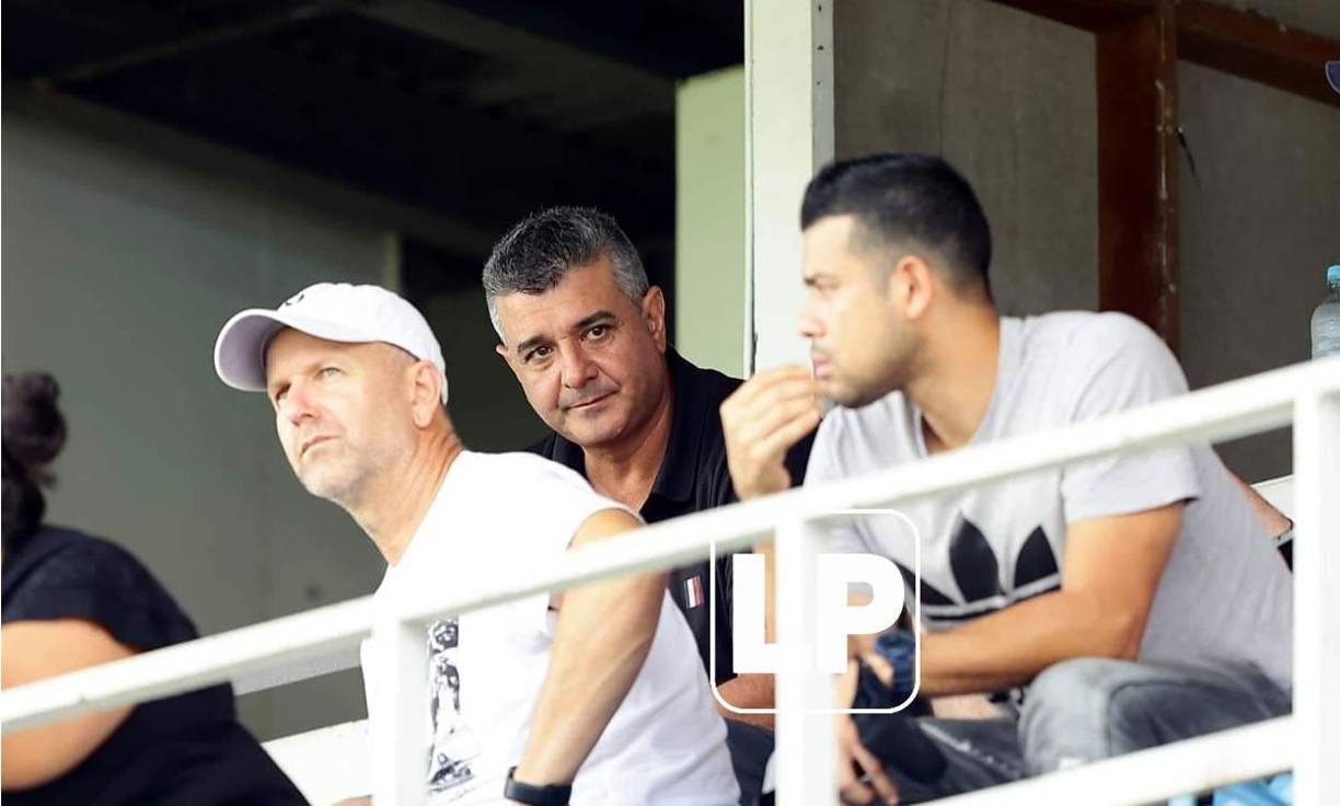 Diego Vázquez, entrenador de la Selección de Honduras, llegó al estadio Morazán para observar al Real España en el partido contra el Cartaginés.