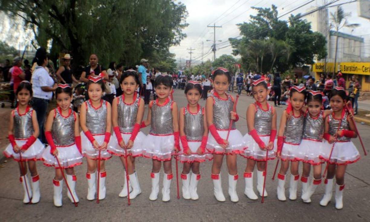Las niñas fueron la atracción de los desfiles este domingo en la capital.