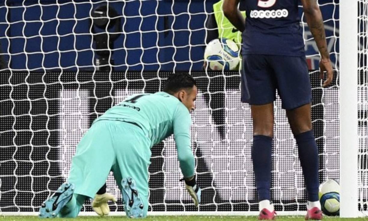 El portero costarricense Keylor Navas no la pasó nada bien este miércoles ya que sufrió su primera derrota como jugador del PSG. El cuadro parisino perdió sorpresivamente 2-0 ante Reims y el tico tuvo que ver con la caída. Fotos AFP y EFE.