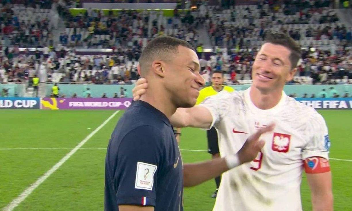 Tras decirle algo al oído, Kylian Mbappé hizo un gesto como que no estaba de acuerdo con Lewandowski.