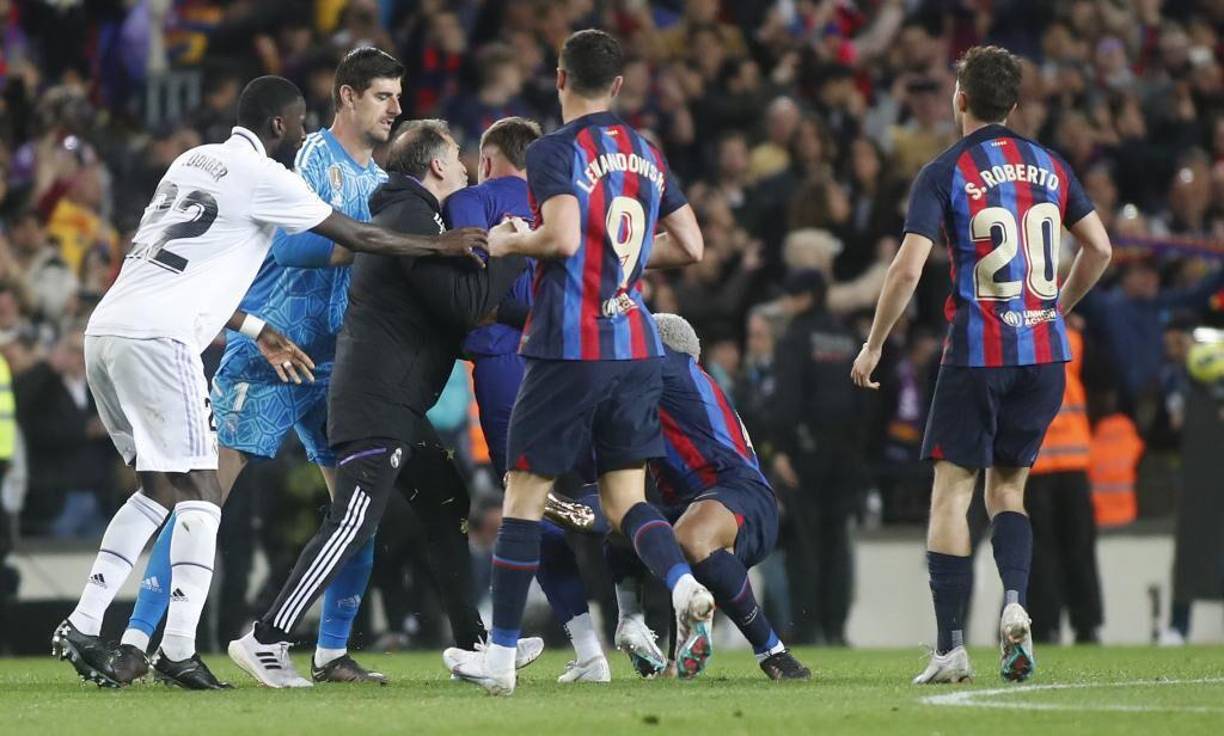 Según Mundo Deportivo, Carvajal le apunto con el dedo índice a Aranu Tenas y esto provocó el enfado del portero suplente. El arquero estuvo a punto de agredir al lateral del Real Madrid.