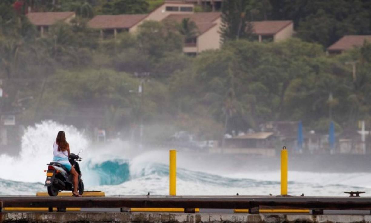 Residentes observan las gigantescas olas generadas por el Huracán Lane en la costa de Kailua-Kona.