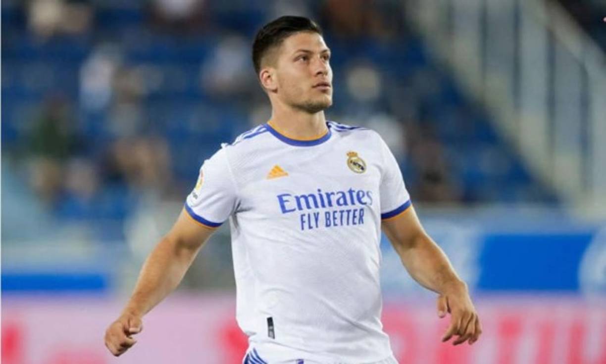 Luka Jovic podría volver a salir del Real Madrid. El delantero serbio, que costó en su día 60 millones de euros, no tiene sitio en la plantilla de Carlo Ancelotti y por tanto, el Real Madrid se está moviendo para encontrarle un nuevo club de destino. El jugador saldría en calidad de cedido hasta el 30 de junio de 2022.<br/><br/>En Italia, los diarios la Gazzetta dello Sport y el Corriere dello Sport, colocan a Jovic como posible reemplazo de Cristiano Ronaldo en la Juventus.