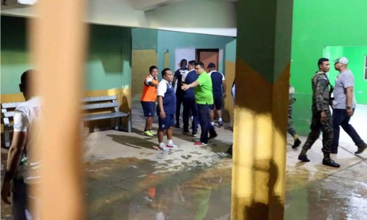 Rubilio Castillo siguió la bronca en los camerinos después de su expulsión ante Juticalpa.