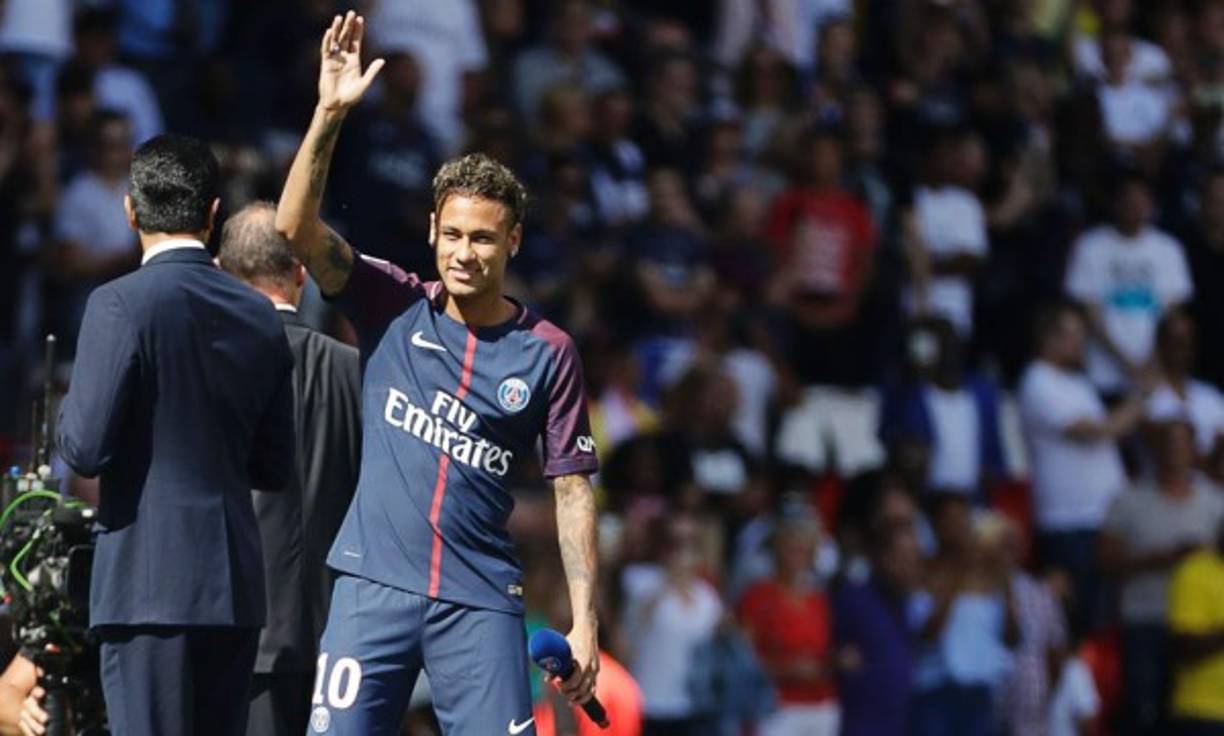 'Paris est magique', dijo Neymar en francés, antes de lanzar, en el mismo idioma, el grito de guerra que distingue al club parisino 'Ici c'est Paris!' ('¡Esto es París!'). FOTO AFP.<br/>