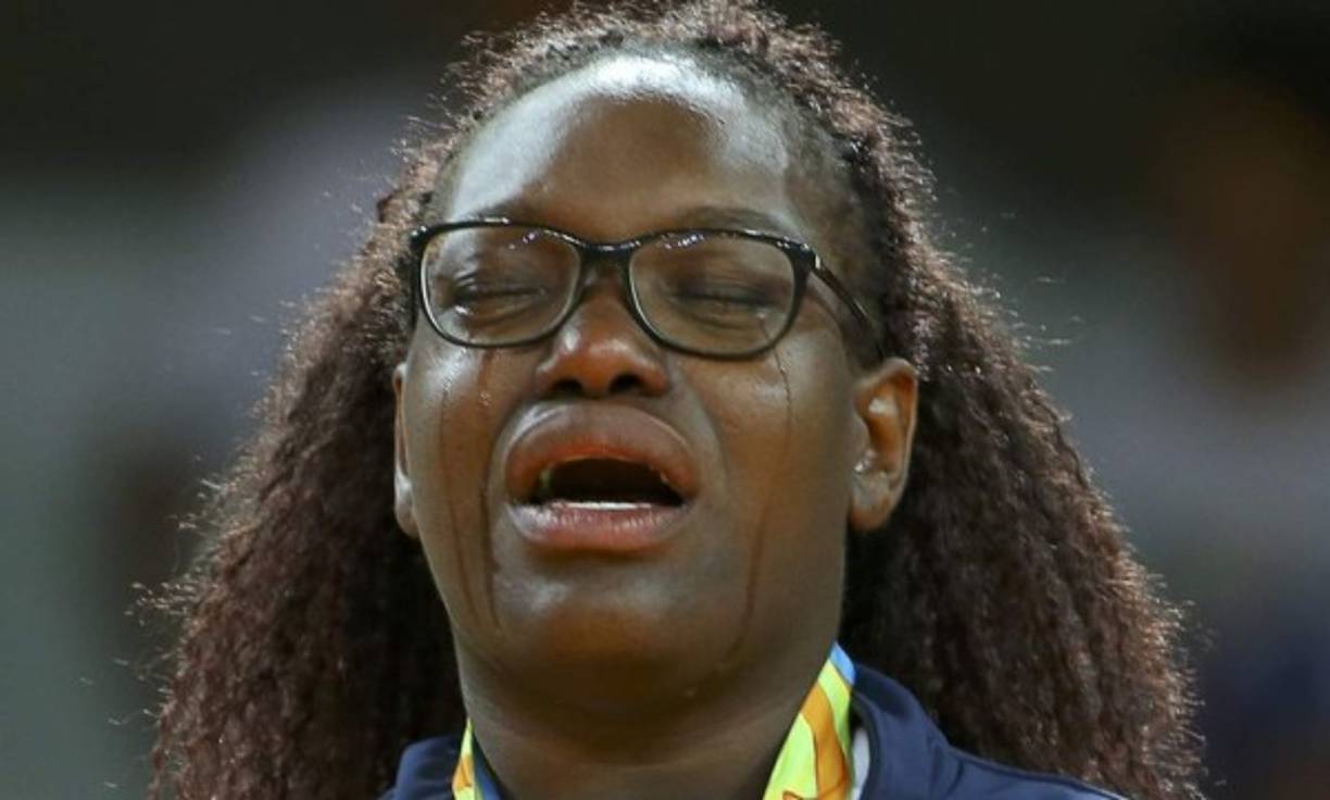 La francesa Emilie Andeol llora durante la entrega de medallas de judo de 78 kilos.