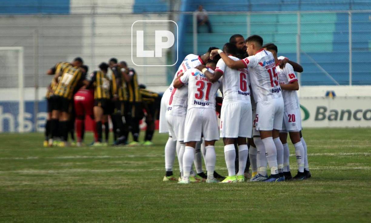 Los jugadores de Olimpia y Real España se agrupan antes del inicio del partido.