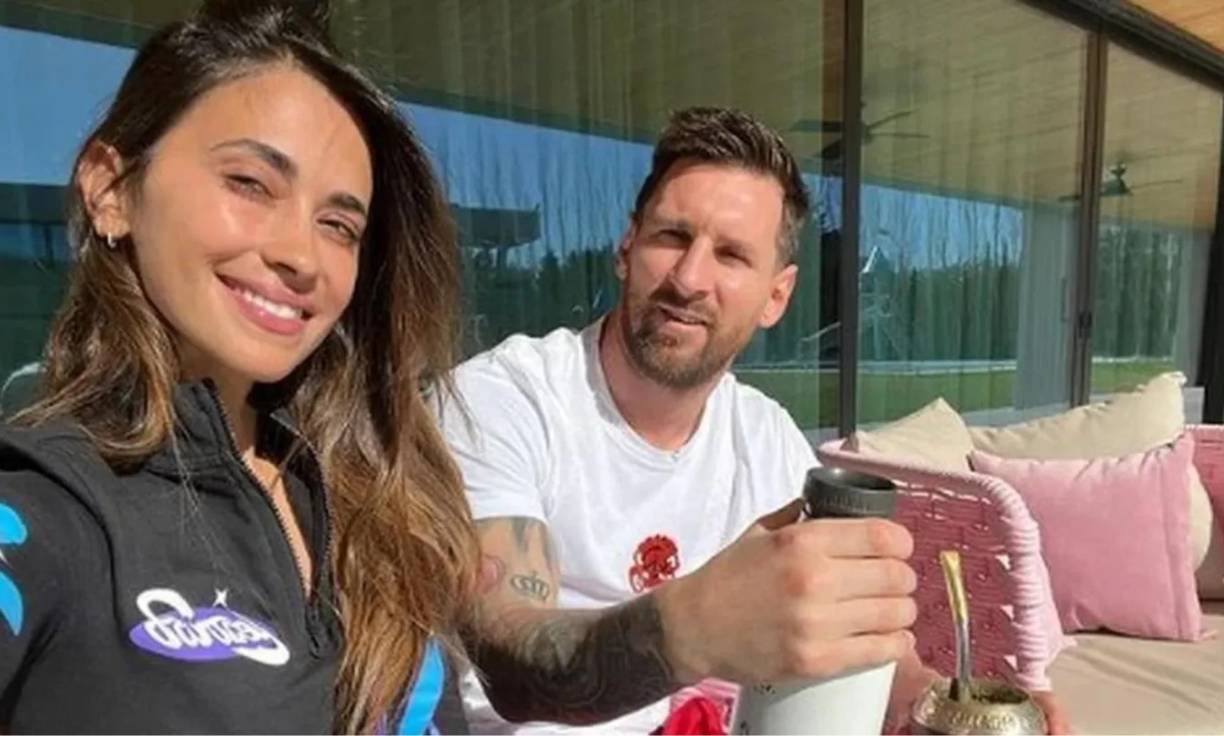 El martes, cuando Messi llegó al barrio, en un helicóptero desde el aeropuerto de Rosario, varios de sus vecinos le esperaban para recibirlo: “Antonela (Roccuzzo, su mujer) se acercó con el auto a buscarlo y habíamos hecho un vallado de seguridad, por el helicóptero sobre todo”.