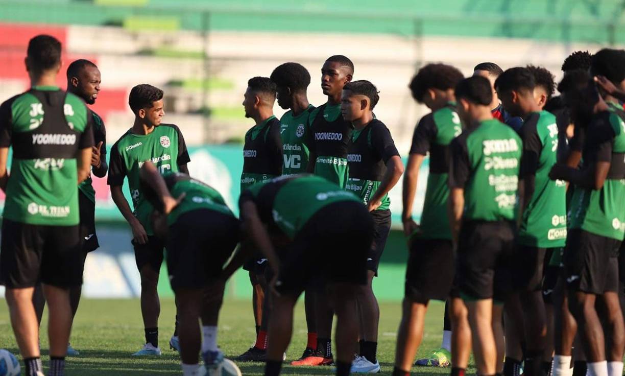 Los futbolistas del Marathón escuchando la charla de su nuevo entrenador, Hernán ’La Tota’ Medina.