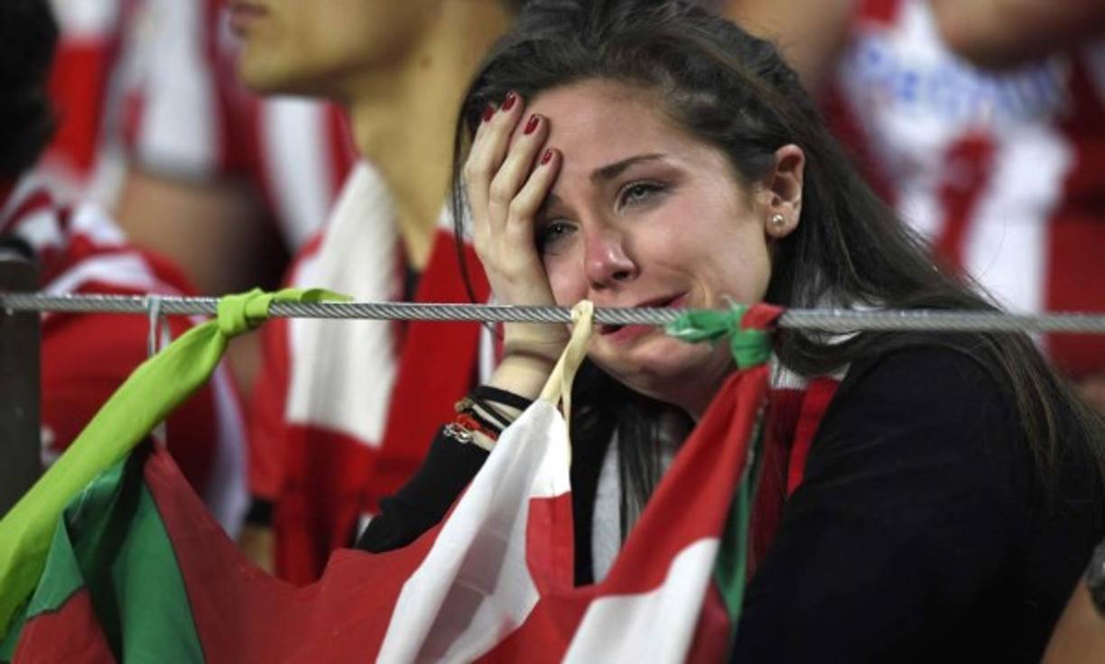 Ella no soportó la derrota de su equipo.