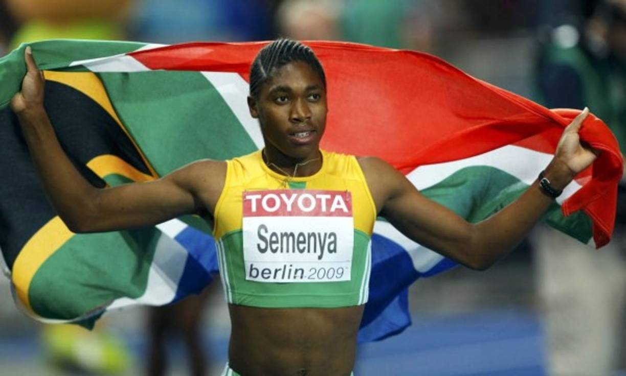 Caster Semenya. Es una atleta sudafricana. Tras ganar la final del Mundial de Atletismo de Berlín 2009 elevaron sospechas acerca de su sexo y pidieron un test de verificación. Las pruebas mostraban niveles de testosterona tres veces superior a lo normal.