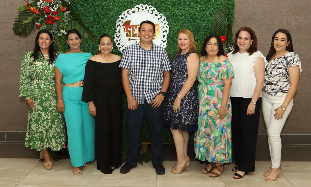 Silvia Chinchilla, Nohelia de Sierra, Anabel de Aguilar, Mario Castellón, Migdalia Rodríguez, Denissa Flores, Ana Karina de Andonie y Dora Padilla Bourdeth