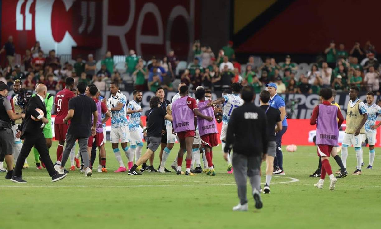 Los jugadores de Qatar y Honduras protagonizaron un zafarrancho al final del partido.