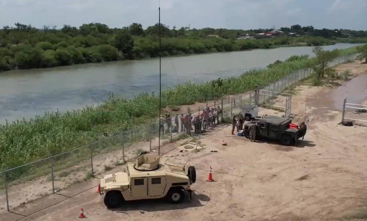 Las imágenes, que se viralizaron en Twitter, muestran a agentes de la Guardia Nacional resguardar una propiedad privada frente a un grupo de migrantes que acababan de cruzar el Río Bravo.