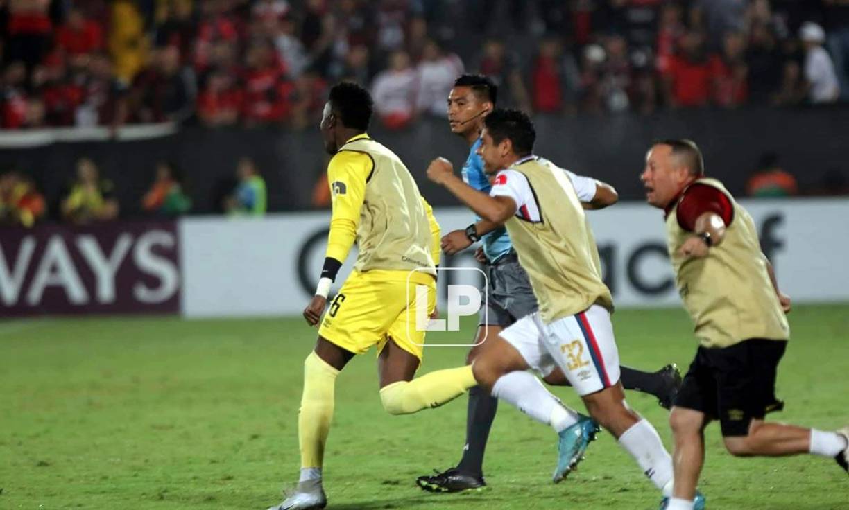 Tras el pitazo final, los jugadores del Olimpia salieron corriendo como locos a celebrar el título de la Liga Concacaf.