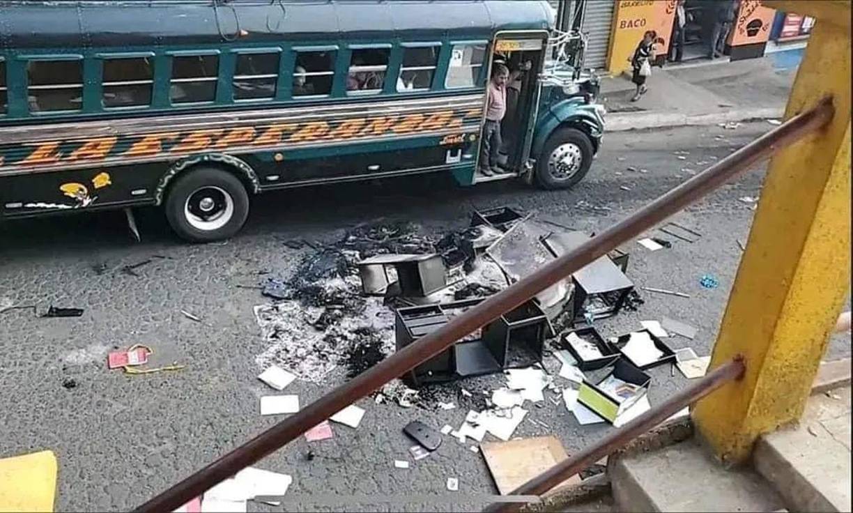 Los pobladores enardecidos incendiaron una de las sedes de la Policía Nacional Civil, debido al asesinato de las dos víctimas.