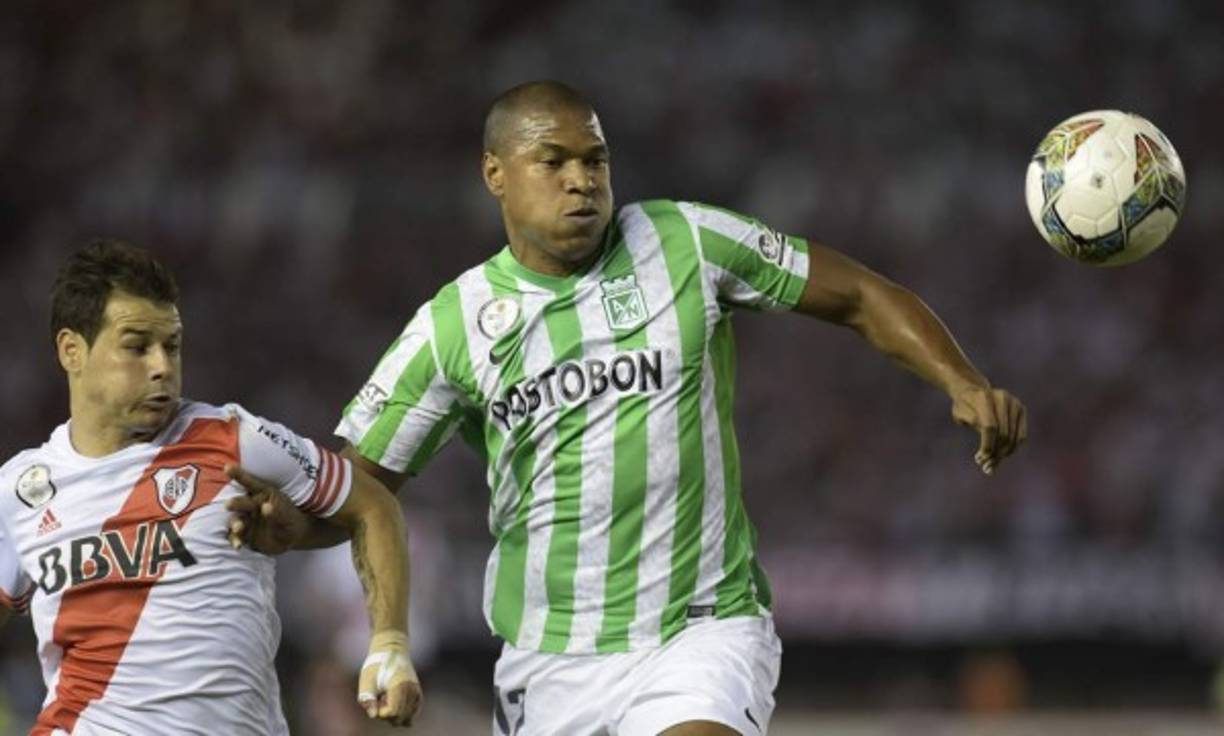 Rodrigo Mora y Alexis Henríquez van a la disputa por el balón.