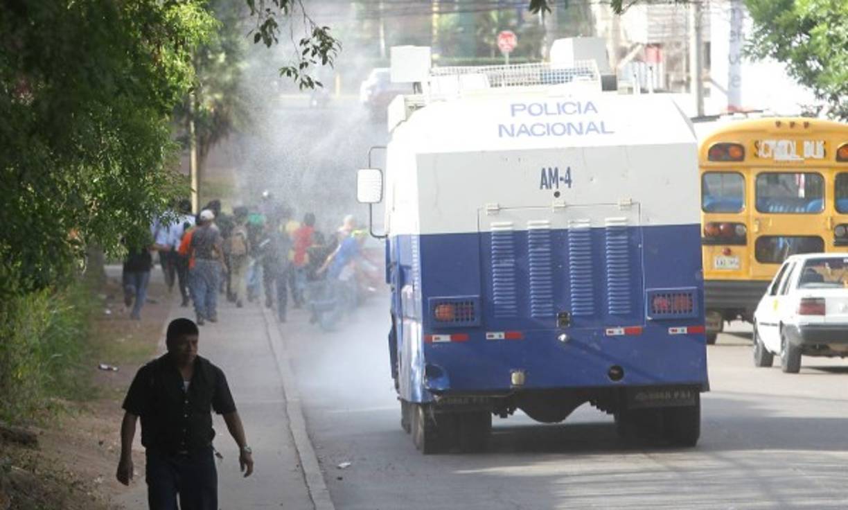 Las tanquetas de la Policía Preventiva estaban listas para evitar el desorden.