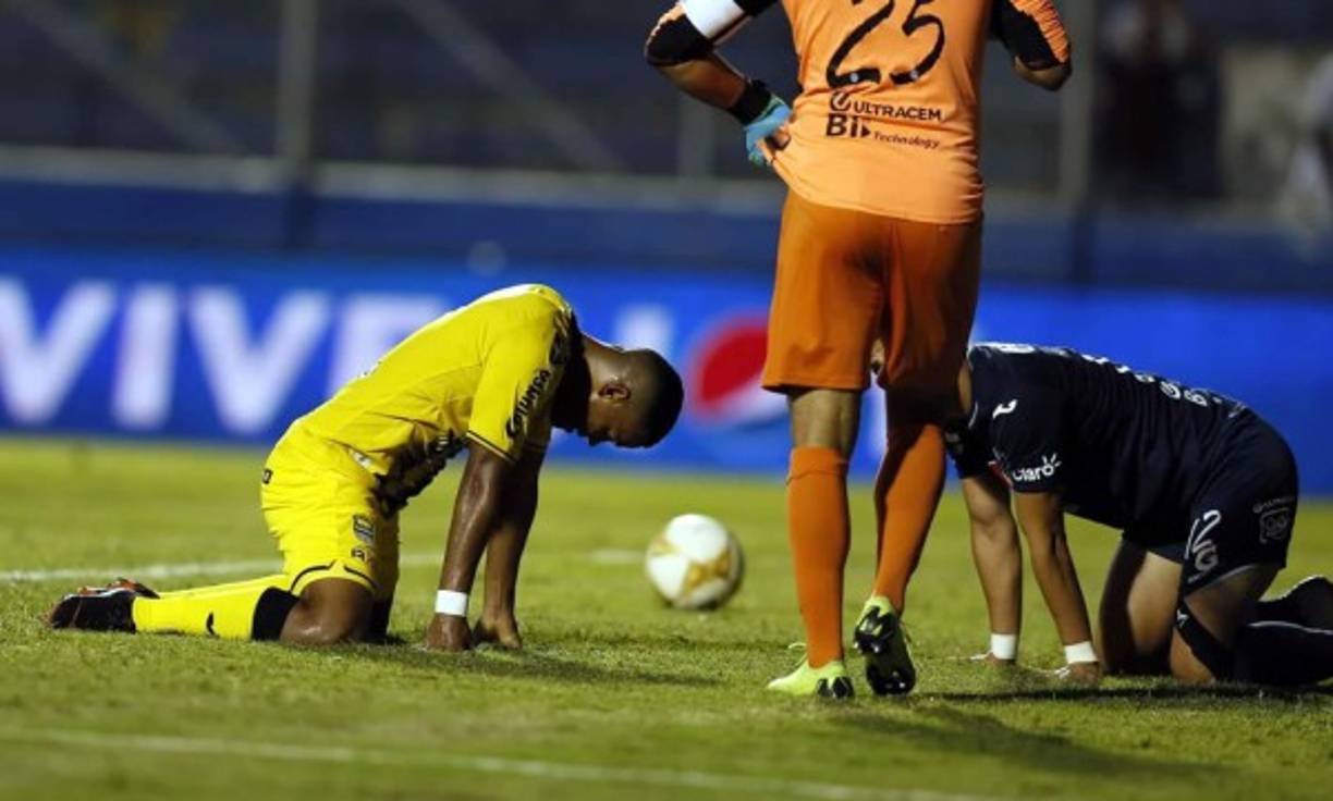 Rony Martínez se lamenta luego de perderse un gol de manera increíble frente a la portero del Motagua. Hubiese significado el triunfo del Real España.