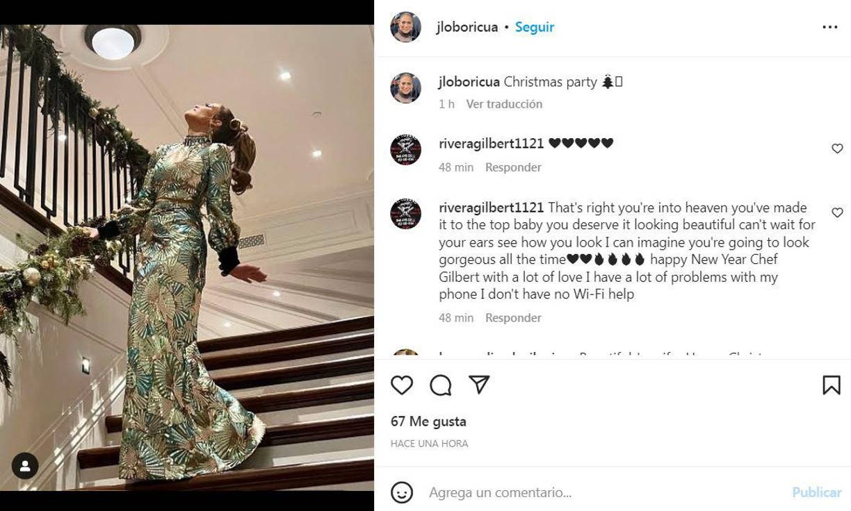 Jennifer López también acertó con el vestido que utilizó en la fiesta navideña que organizó hace unos días, en la que estuvo acompañada de su esposo, Ben Affleck, y varias estrellas. 