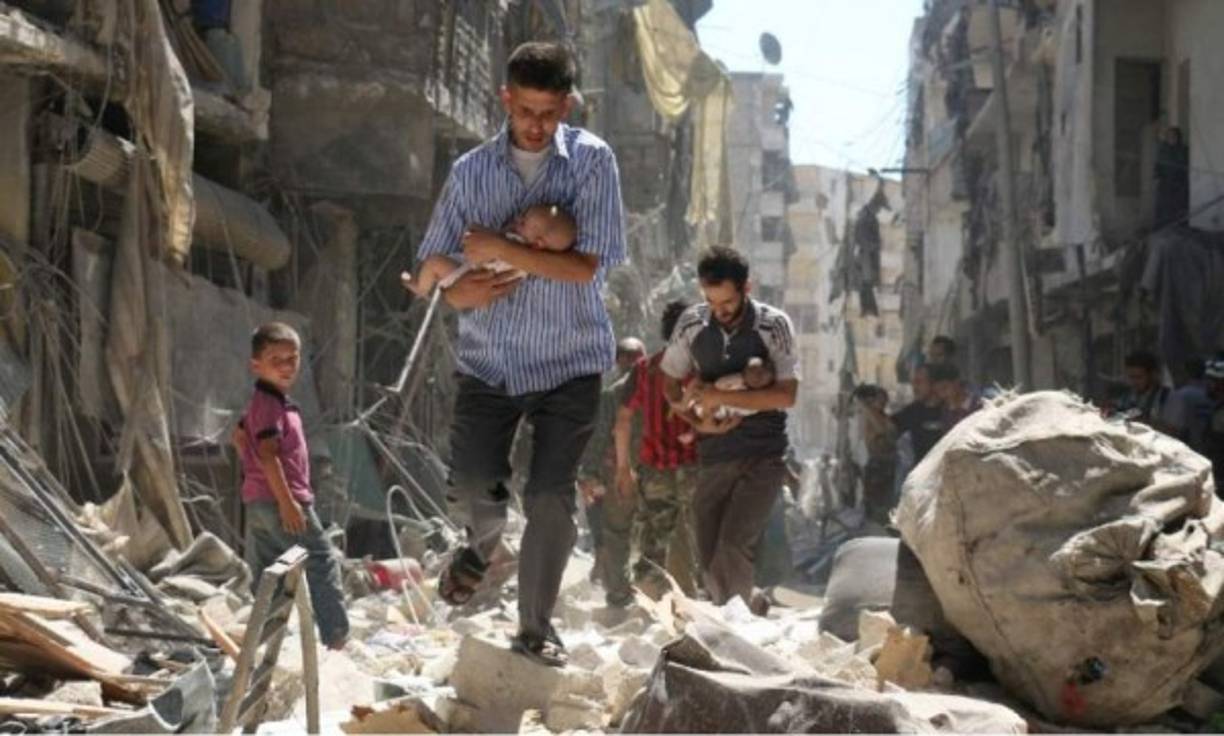Huyen de bombardeos. Esta fotografía de civiles escapando junto a sus hijos tras un bombardeo en Alepo, Siria, impactó al mundo. Dividida desde 2012 en un sector bajo control del gobierno sirio (oeste), y otro por la insurrección (este), la segunda ciudad de este país y excapital económica fue reconquistada por el ejército del régimen con apoyo ruso e iraní. Una tregua global en Siria entre el régimen y los rebeldes, auspiciada por Rusia y Turquía pero sin Estados Unidos, entró en vigor el pasado jueves a medianoche antes del inicio de negociaciones de paz, previstas en enero.