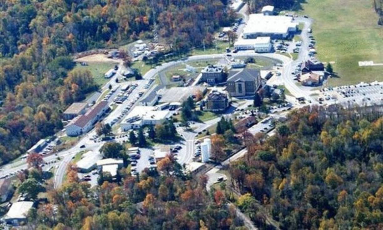 Centro De Emergencias De Mount Weather, EUA: Fue construido en los años cincuenta en plena paranoia de la Guerra Fría, guarda los documentos más secretos de Estados Unidos. Desde ahí se dirige el tráfico de telecomunicaciones de EUA.