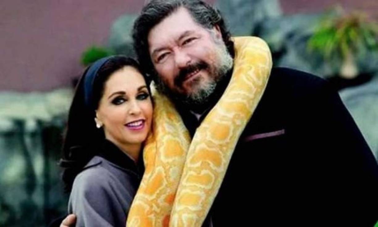 El empresario de 62 años (padre) fue alcalde de Tijuana por el Partido Revolucionario Institucional (PRI) . Su gusto por las armas le costó estar detenido durante diez días en prisión al ser encontrado con más de 80 armas de fuego en su casa.