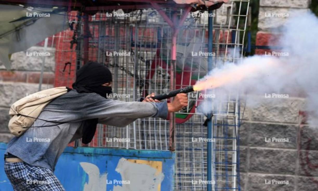 Supuestos estudiantes encapuchados de la Universidad Nacional Autónoma de Honduras (Unah) se enfrentaron la tarde de este jueves con agentes antimotines.