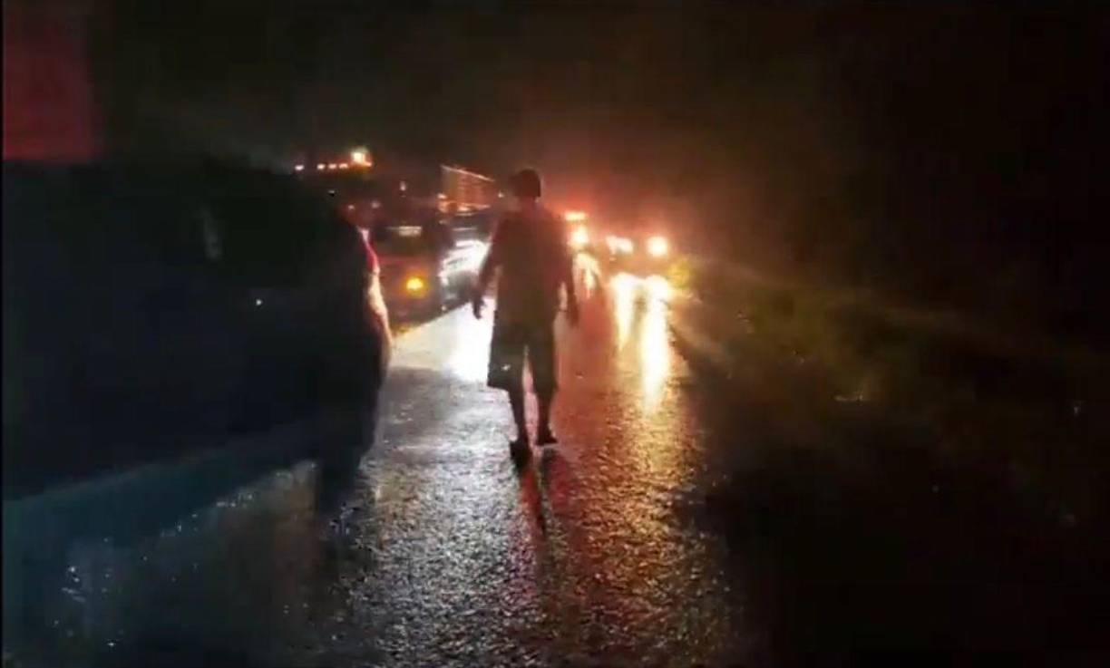 Algunos familiares de los jóvenes muertos, llegaron hasta el lugar del accidente para reconocer sus cuerpos. 