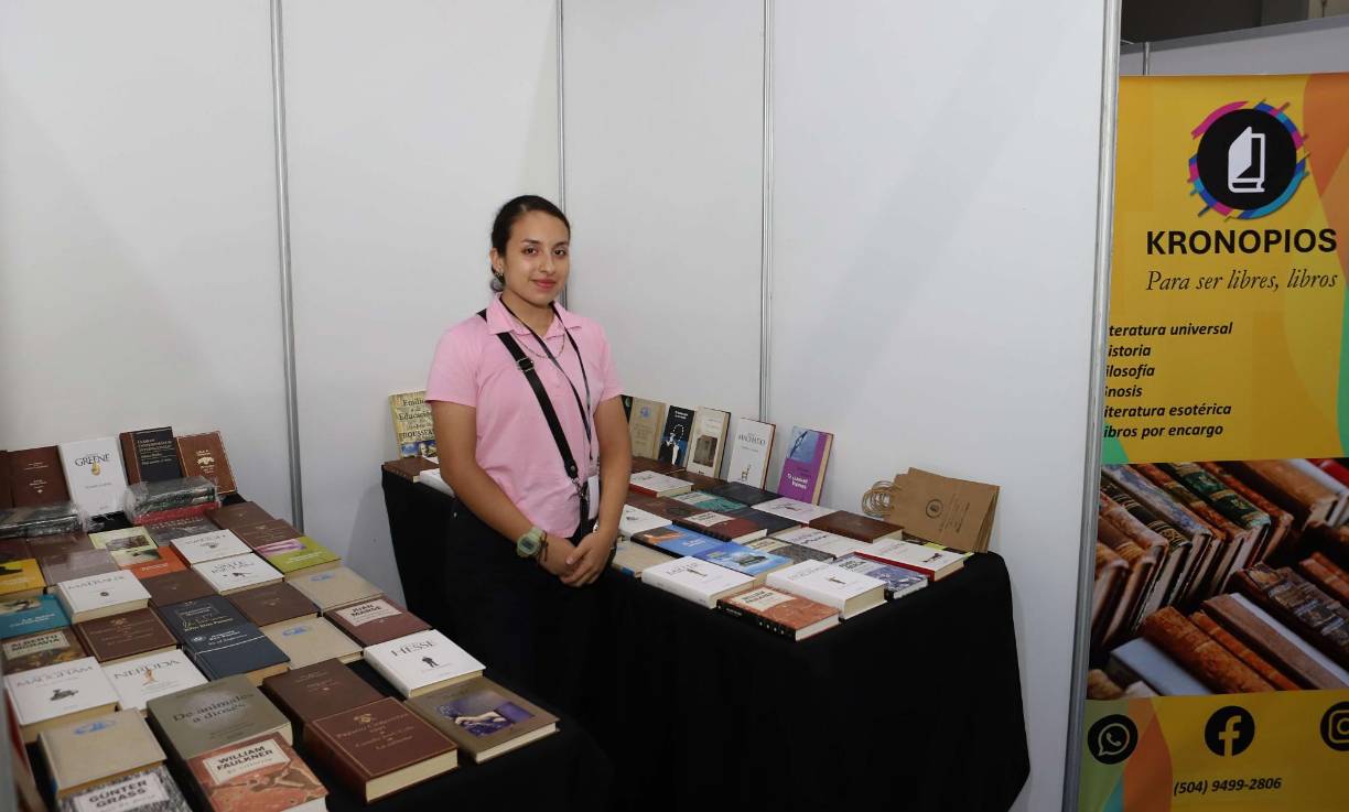 Sandra Torres, hija de Julio Torres, propietario de la Librería Kronopios
