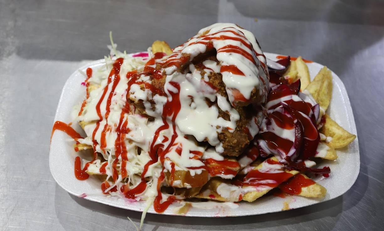 Pollos Marina, encanta a grandes y pequeños con su sabor. Este ofrece la pechuga a 120, la pierna a 115, la pechuga con papas a 170, pierna con papas a 165. También se pueden comprar orden extra de tajadas por 80 lempiras, aderezos, caldo y repollo por 15 lempiras respectivamente cada uno.