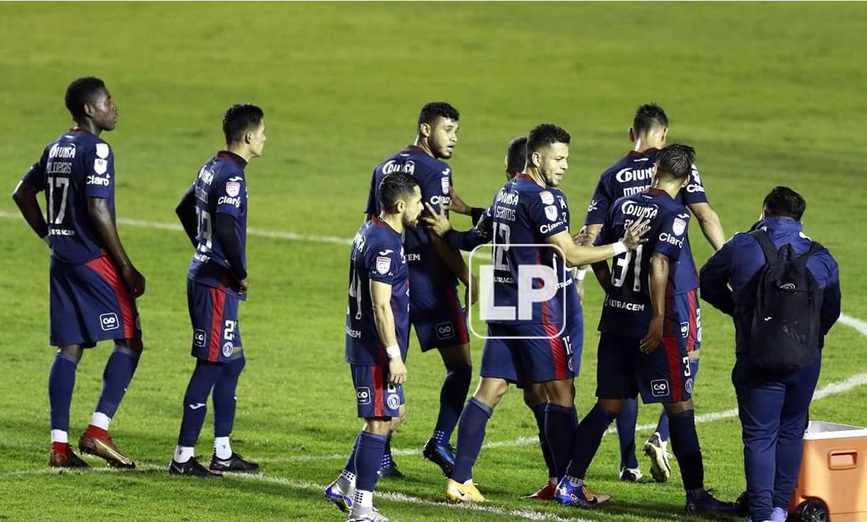 Por un momento, Raúl Marcelo Santos y Kevin López lograron separar a Pereira y Auzqui.