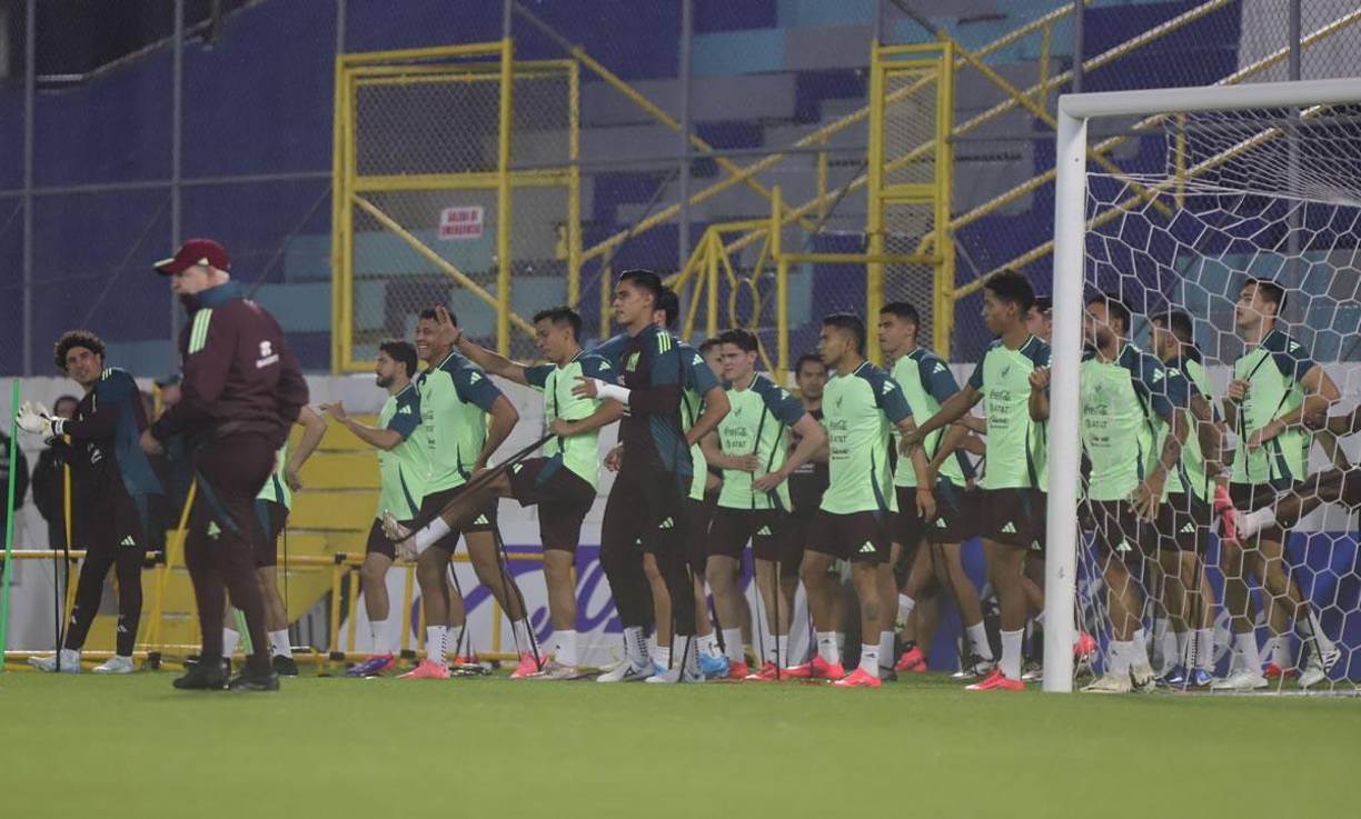 Pero finalmente, la lluvia cesó y los seleccionados mexicanos pudieron realizar el reconocimiento de la cancha del Morazán.