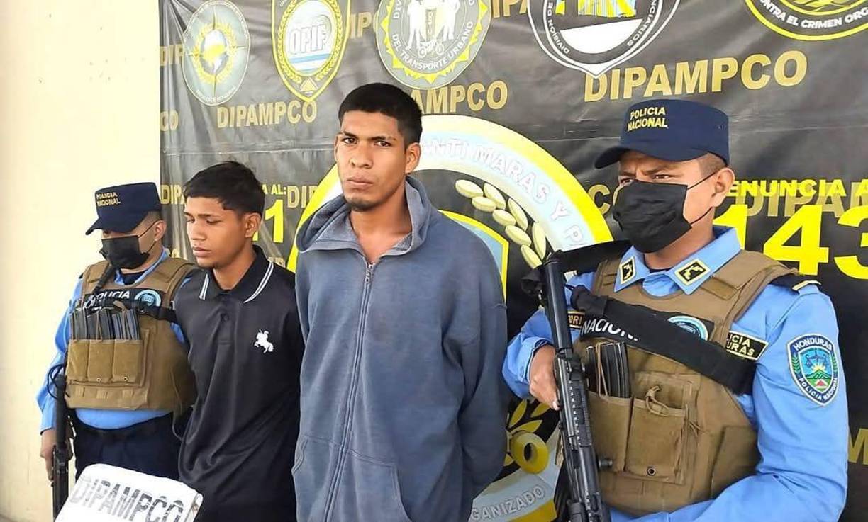 En el operativo, se les decomisaron dos celulares y dinero en efectivo, evidencia vinculada al delito.