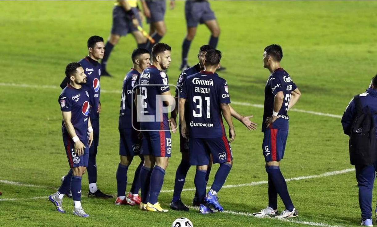 El zaguero hondureño se encaró con el mediocampista argentino.