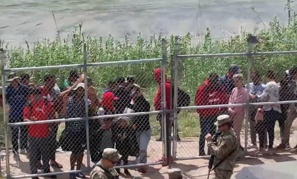 Agentes de la Patrulla Fronteriza desafían a la Guardia Nacional de Texas permitiendo entrada a inmigrantes