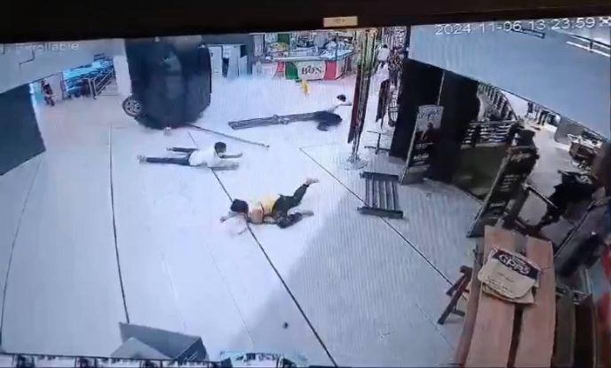 Otra de las compradoras que presenció la tragedia, relató que desde que cayó el automóvil perdió la razón y no supo más de ella. 