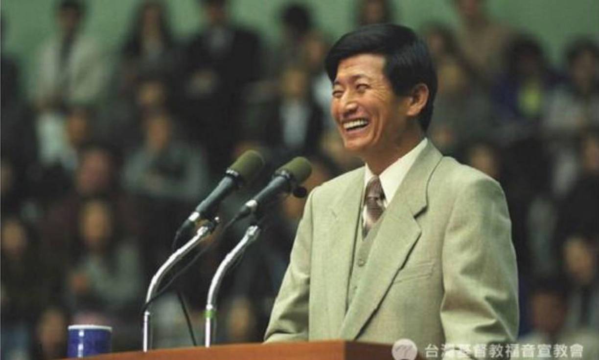 JMS creó un esquema de violación en la que convencía a sus files de ser “las esposas de dios”. Organizaba retiros espirituales y eventos deportivos, ahí tenía a sus files que buscaban a las mujeres que debían medir mínimo 1.70 metros. 