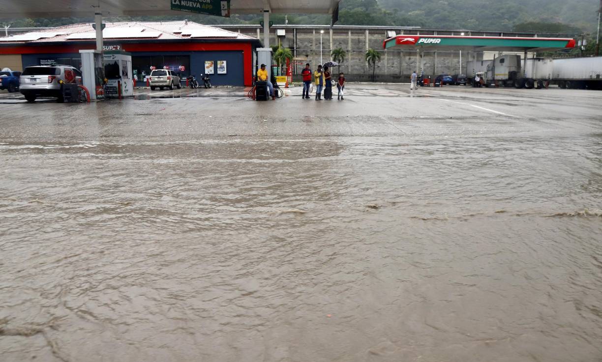 En el bulevar del sur varios trayectos se vieron cubiertos por la acumulación de lluvias.