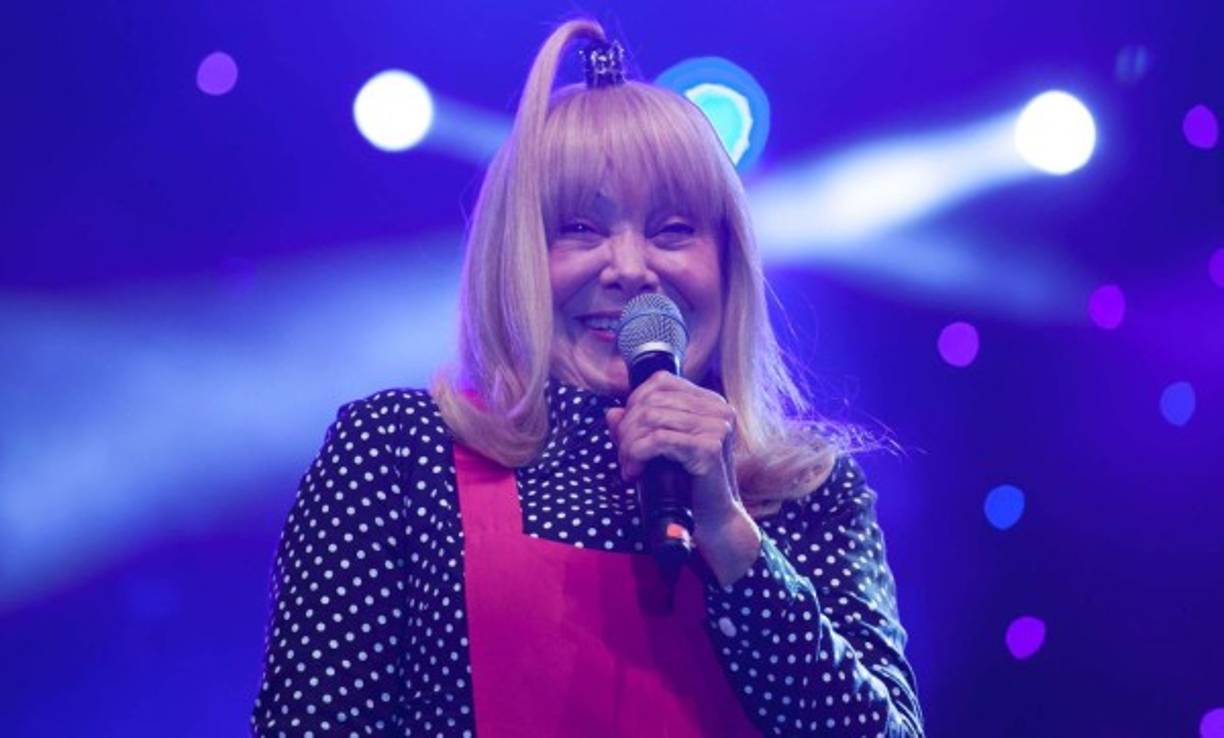 09 de Enero de 2017/ CON CON <br/>Gloria Benavides con su personaje la 4 dientes se convirtió en la Reina del certamen que duro dos días llamado ' Con Con un canto del Mar ' Festival que se realiza en es comuna, Galardón entregado por el Alcalde Oscar Sumonte.<br/>FOTO:ANDRES GAETE/AGENCIAUNO<br/>