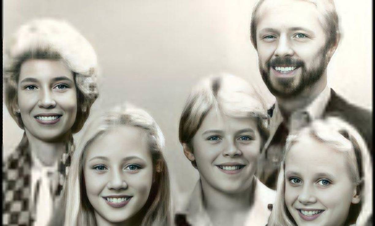 Antes de que nacer, su hermana, Cynthia, murió de un defecto cardíaco a los dos meses de edad. Su familia se mudó constantemente. Ella nació en Ohio, luego de mudaron al sur de Nueva Jersey, regresaron a Ohio y finalmente a Chicago durante su adolescencia.