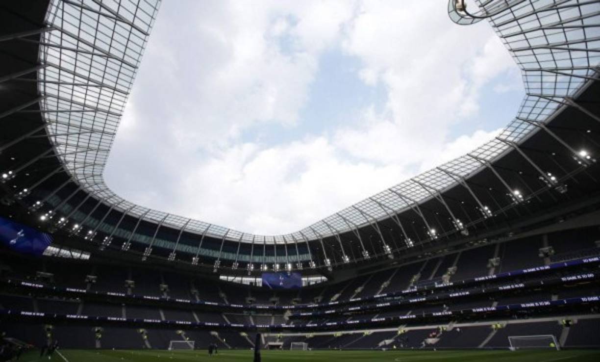Todo el complejo cuenta además con cuatro pantallas gigantes en el interior del estadio, 1.800 de video entre dentro y los exteriores, 60 bares y restaurantes, un espacio de conferencias y 950 lámparas que pueden quedar suspendidas para ayudar a que crezca la hierba híbrida (utilizada para fútbol y rugby).