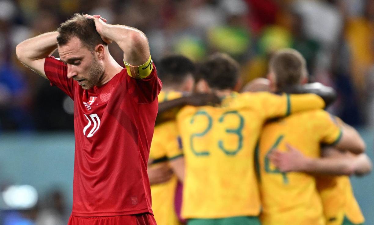 Australia derrotó a Dinamarca 1-0 y se clasificó por segunda vez en su historia a octavos de final en Mundiales.